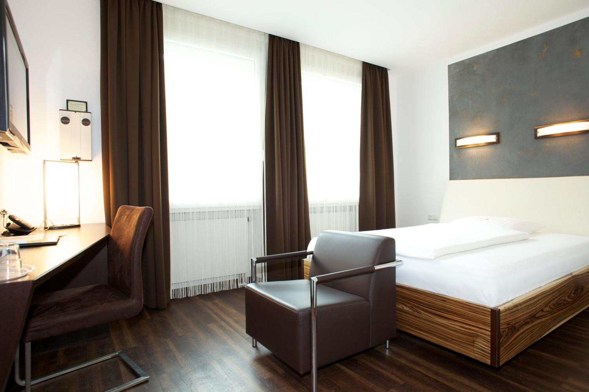 Hotel Zur Wartburg Реда-Виденбрюк Экстерьер фото